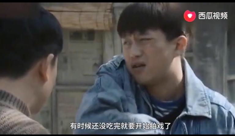 才49岁的张嘉译头发花白，走路已需要人扶？西瓜视频为你揭秘