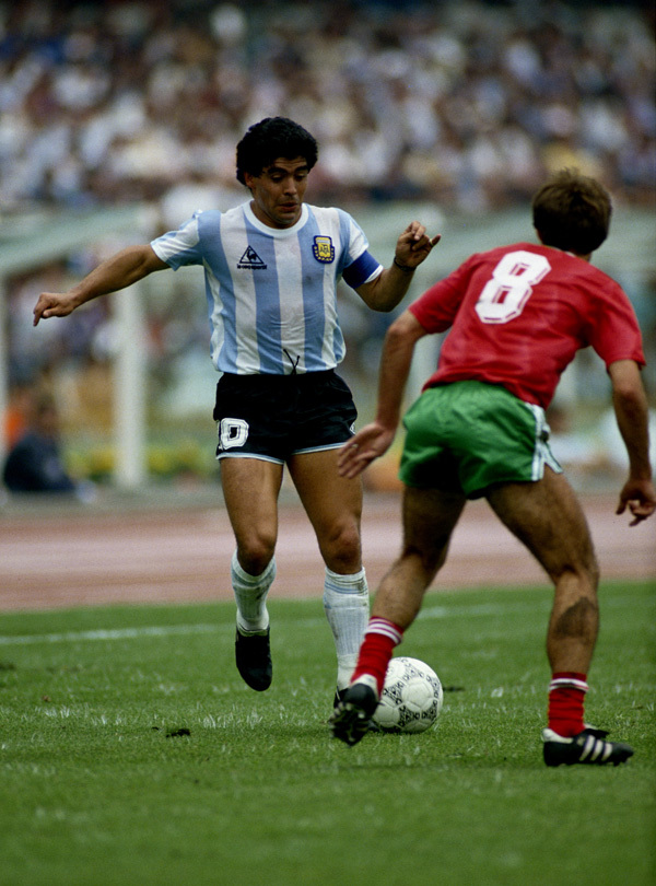 足球红衣红裤,足球哪个队穿的红衣黑裤