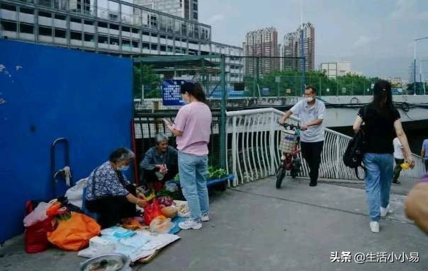 投资成本小利润高的地摊项目,地摊5元一份的炸酱面利润有多少