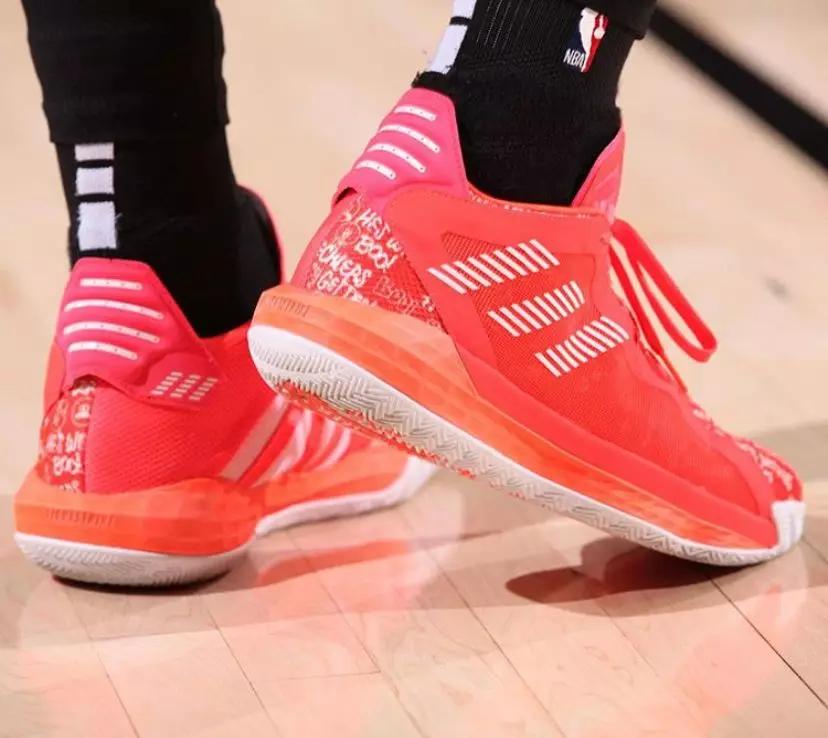 NBA球员上脚：OW联盟球鞋很帅，历年圣诞配色球鞋盘点