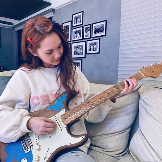 杨丞琳真是有勇气！白色纱网上衣搭配运动裤，休闲风也能大秀身材