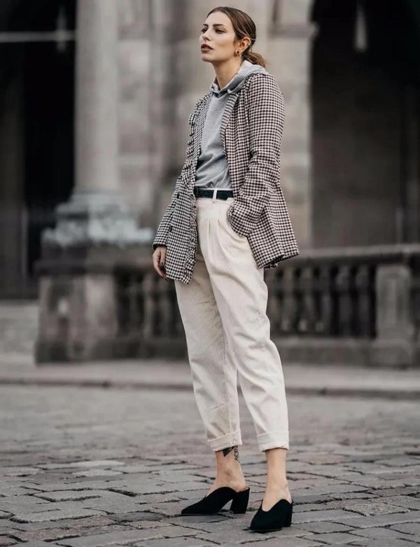 卫衣这样穿减龄休闲感无人能敌,早春卫衣怎么穿靓丽减龄又温暖