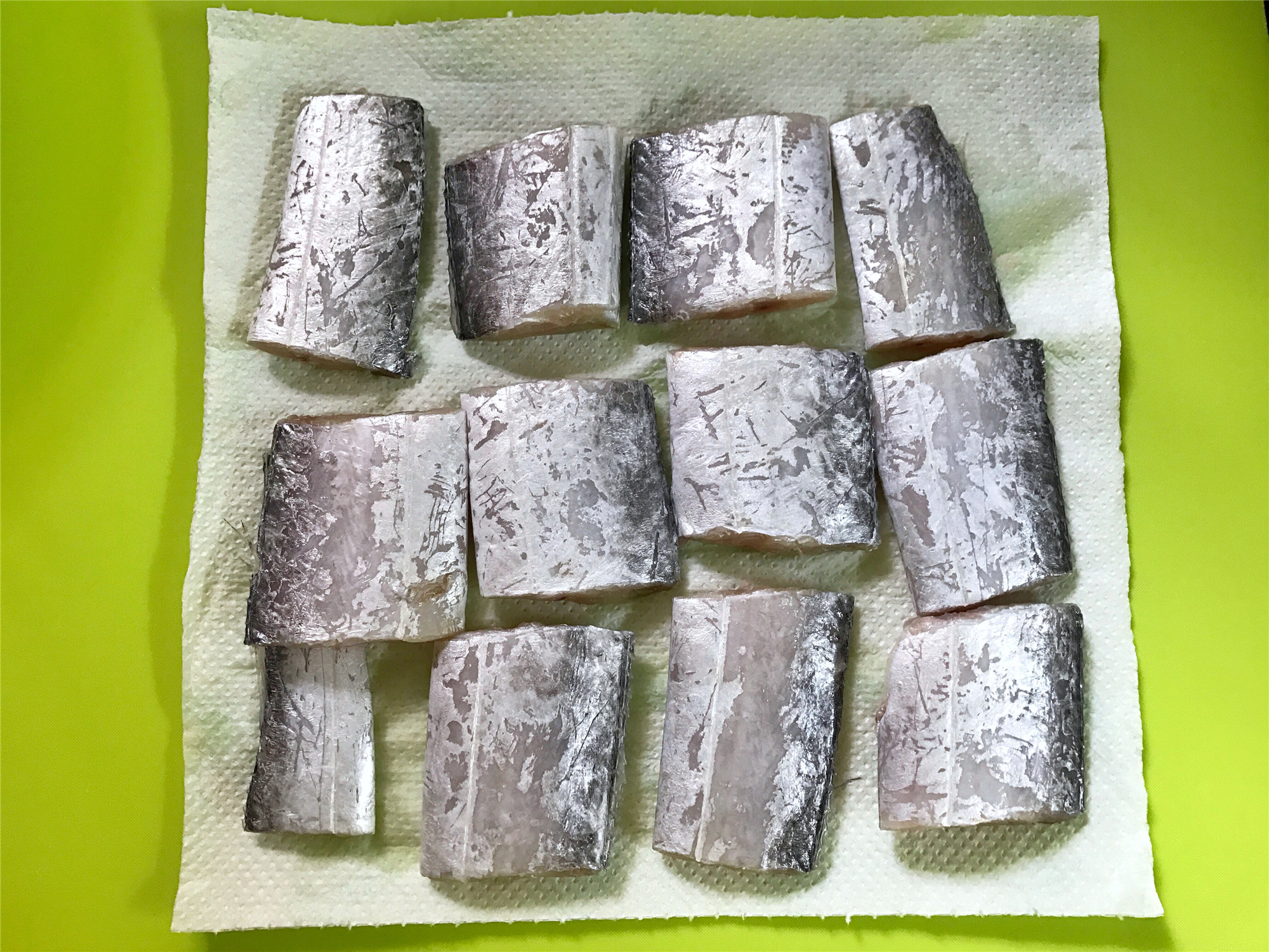 这才是炸带鱼的正确做法香酥鲜嫩,炸带鱼怎么不粘锅鱼肉不会碎