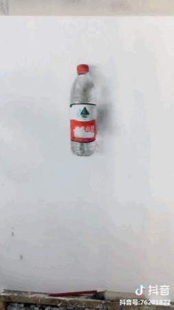 他曾经端盘子一月只赚800块，如今在抖音靠画画吸粉近千万