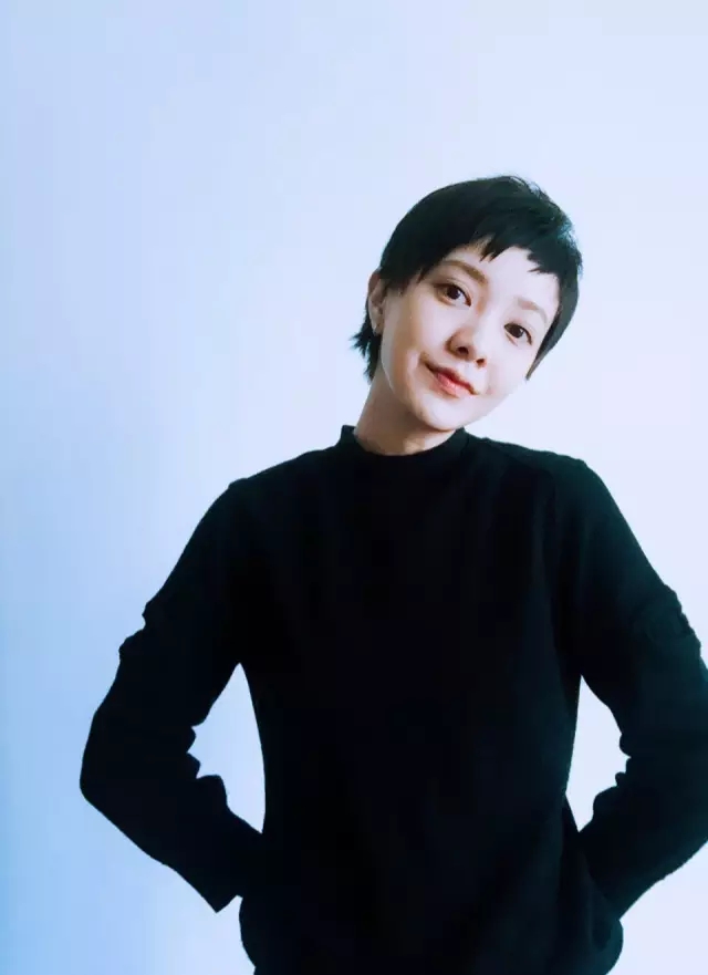 大s偏分刘海纹理烫短发,大s齐刘海卷发发型