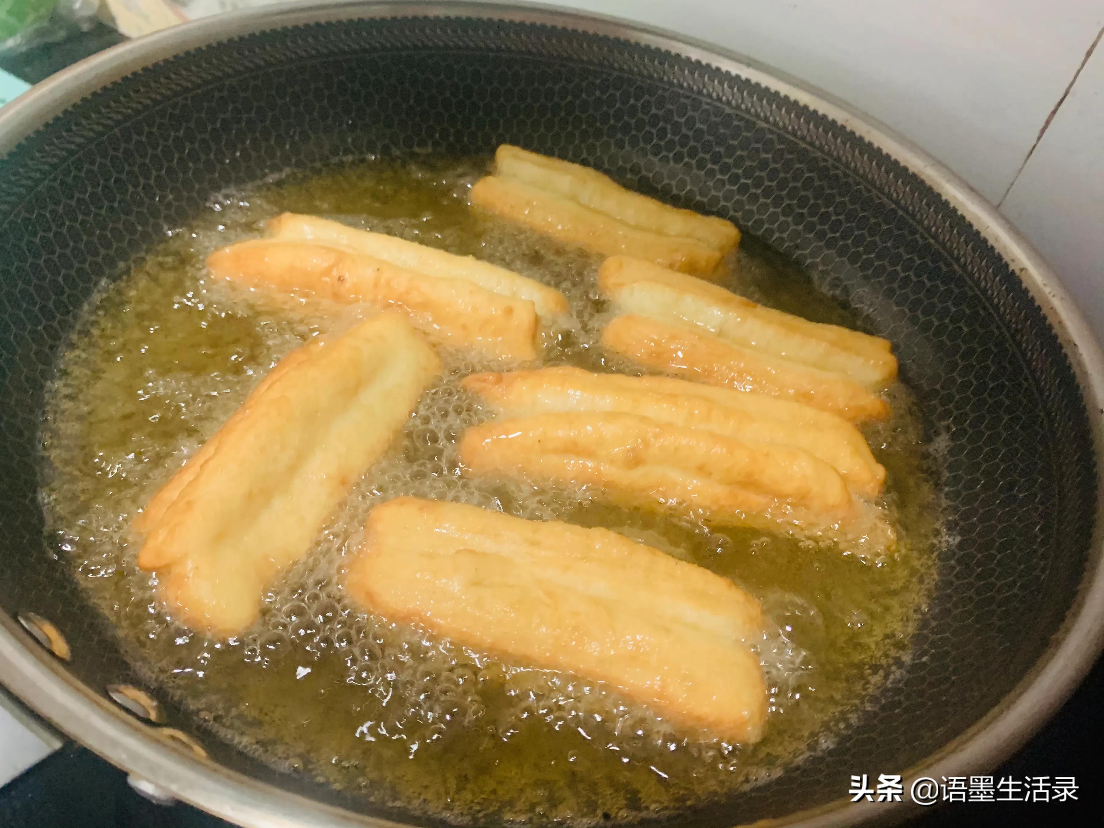 炸油条怎么和面才能蓬松酥脆,炸油条从和面到炸出油条的全过程