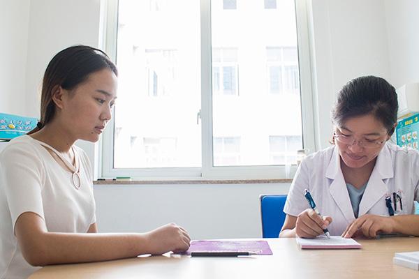 短裤上有黄色的分泌物怎么回事,女性女裤有黄渍怎么回事