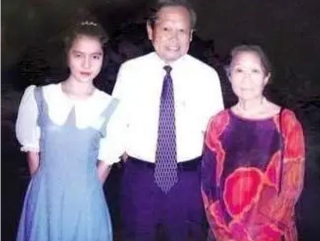 28岁翁帆为何下嫁82岁杨振宁,82岁杨振宁与28岁的翁帆现况怎样