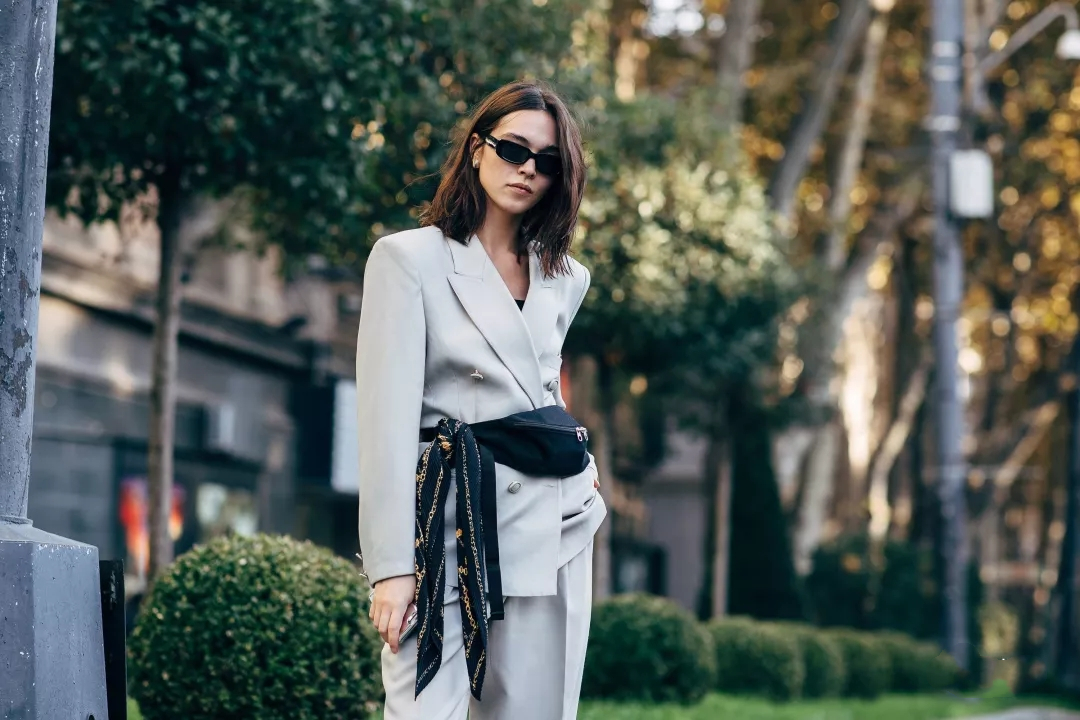 又一件“土味”单品回潮了，腰包竟成了时尚圈的新宠儿