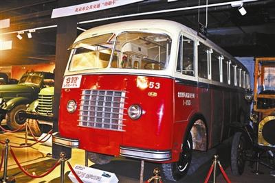 追逐公交的人,拼命追公交车