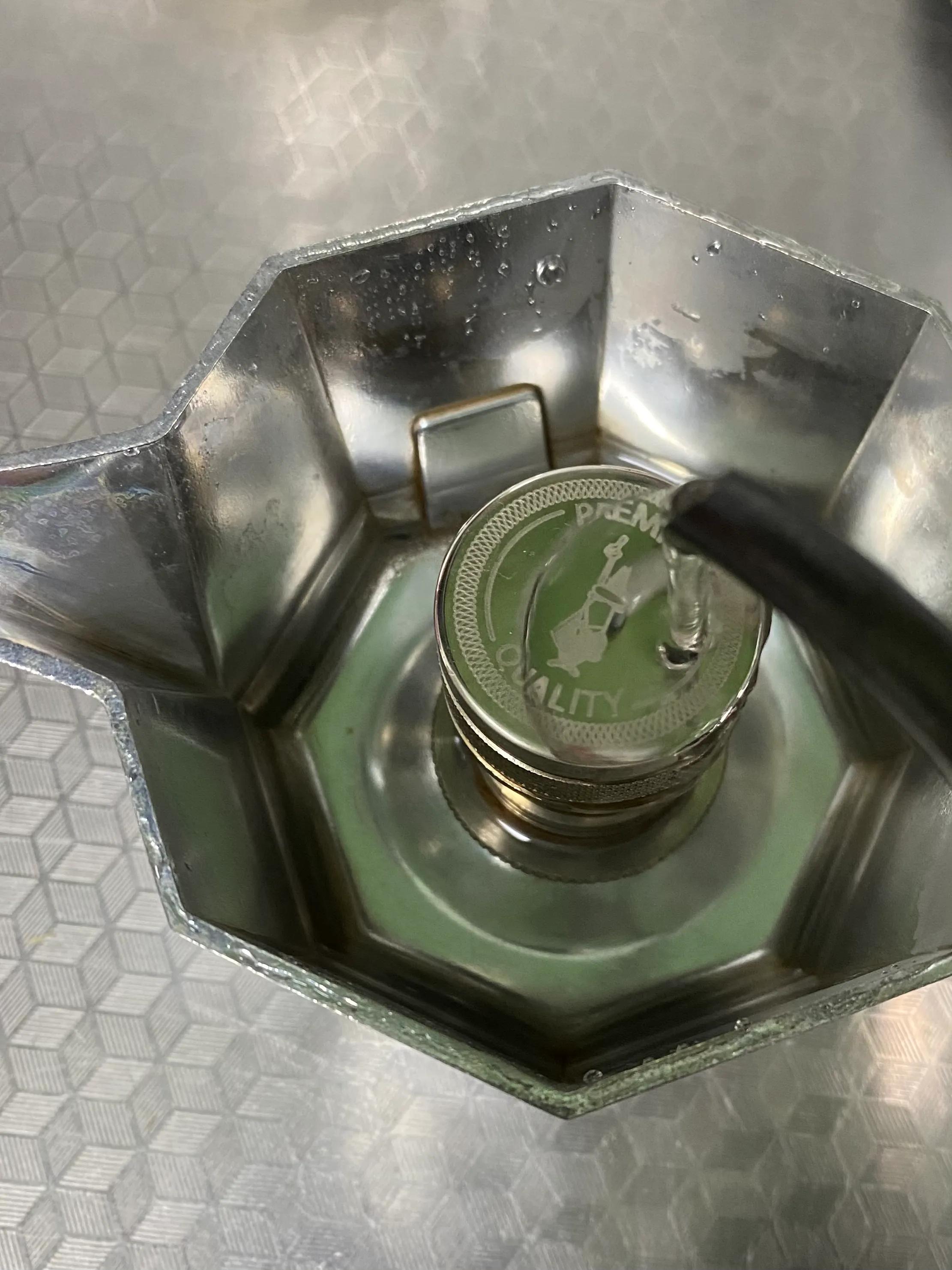 摩卡壶煮一人份的咖啡,煮一杯冰咖啡