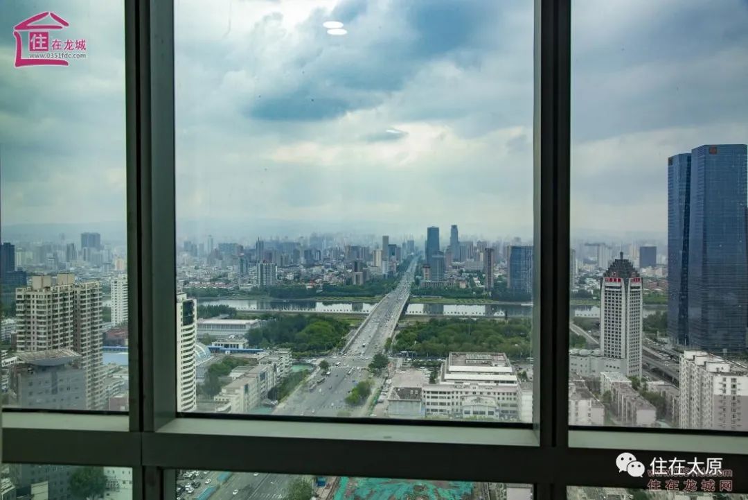 站在高楼向下看第一视角,站在高楼俯瞰城市第一视角