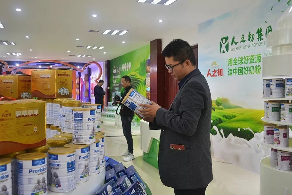 蜜蜂飞来一天为什么又飞走了,一群蜜蜂从天上飞过啥情况