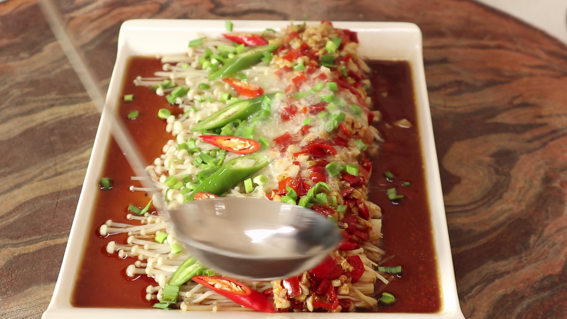 金针菇用菜椒怎么做的,家常剁椒金针菇的做法