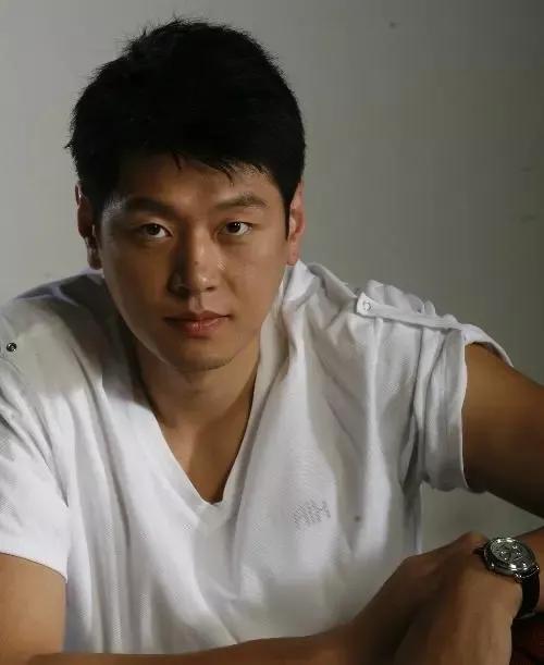 妻子去世后男子一夜白头,妻子去世老公一夜白头