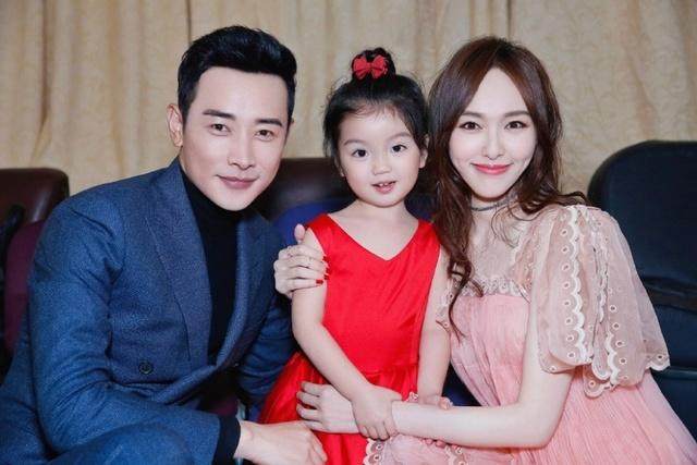 唐嫣晒自拍照巧遮孕肚,克拉恋人唐嫣钻戒图片大全