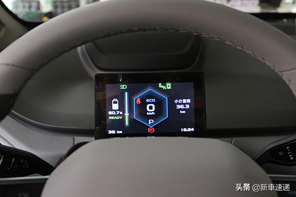 吉利几何a黑顶,吉利几何a黑色车顶加银色车身