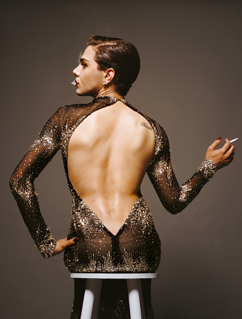 硬汉老爸爱上高跟鞋配短裙？网友惊艳：长腿翘臀画风太妖娆