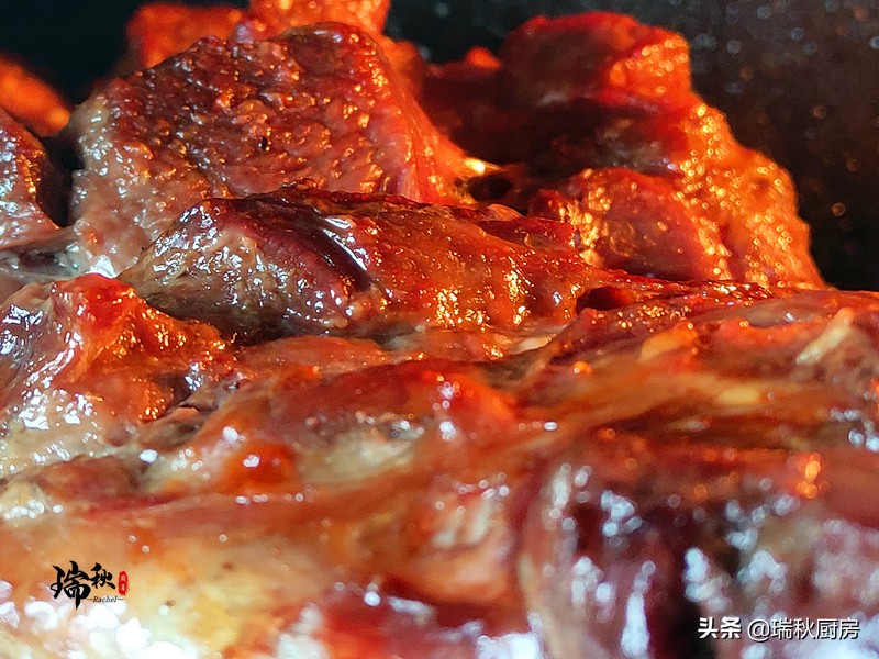 羊肉最适合夏天食用,正宗烤羊腿外酥里嫩的关键