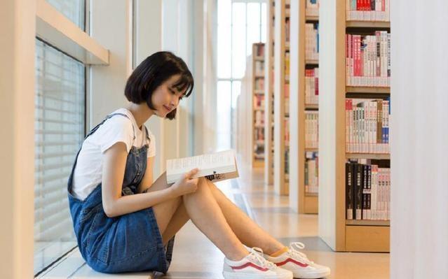 应届生考选调生还是考公务员好,国内选调大学生当公务员要考试吗