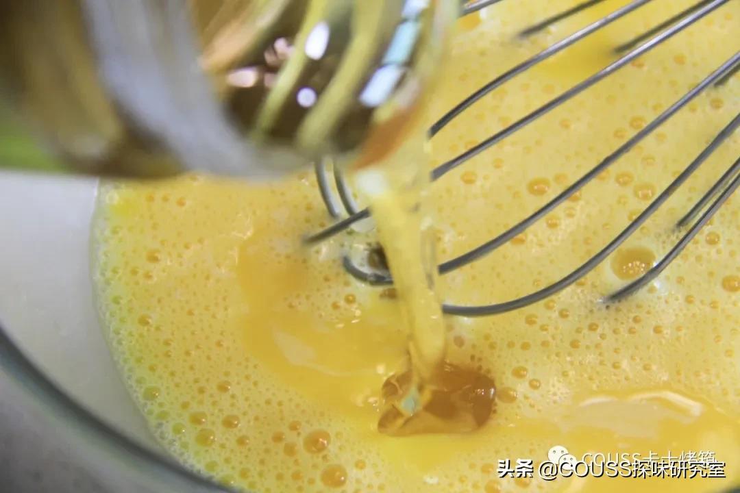 让密集恐惧症集体绕道的蜂巢蛋糕