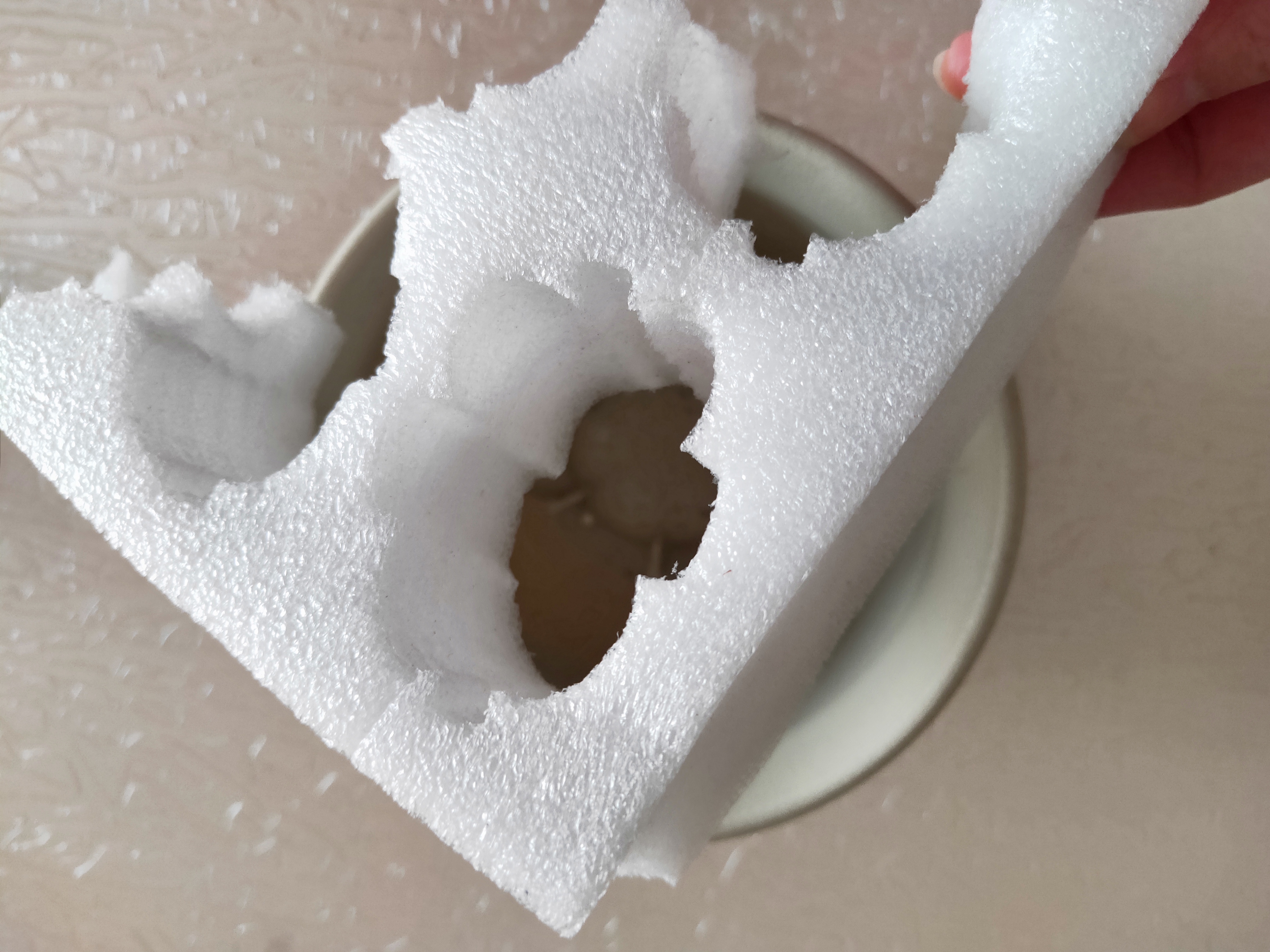 家家都有的“废料”，掰碎垫“盆底”，保温又透水，10年不烂根