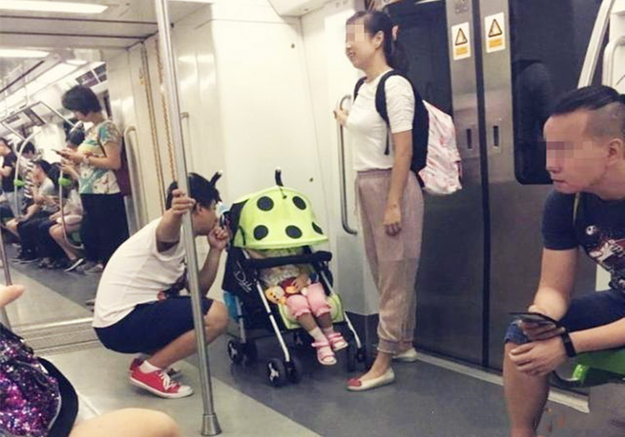 一节车厢尽显两种父母，“教养”这张名片，决定了孩子的人生层次