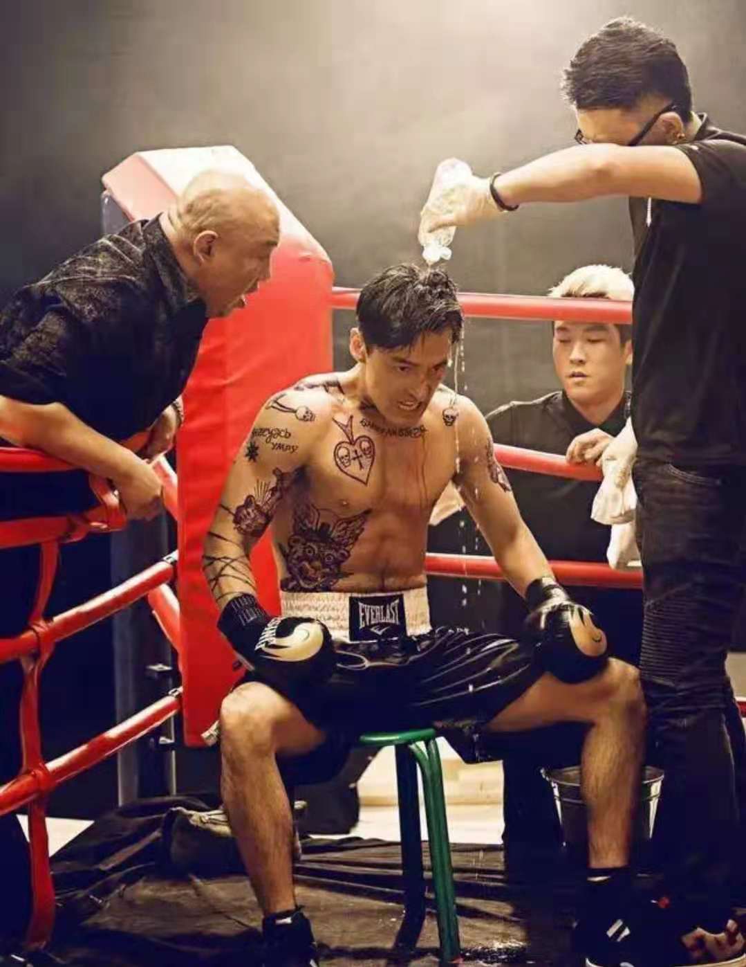 37岁胡歌长发换板寸头男人味,36岁胡歌终于换新发型