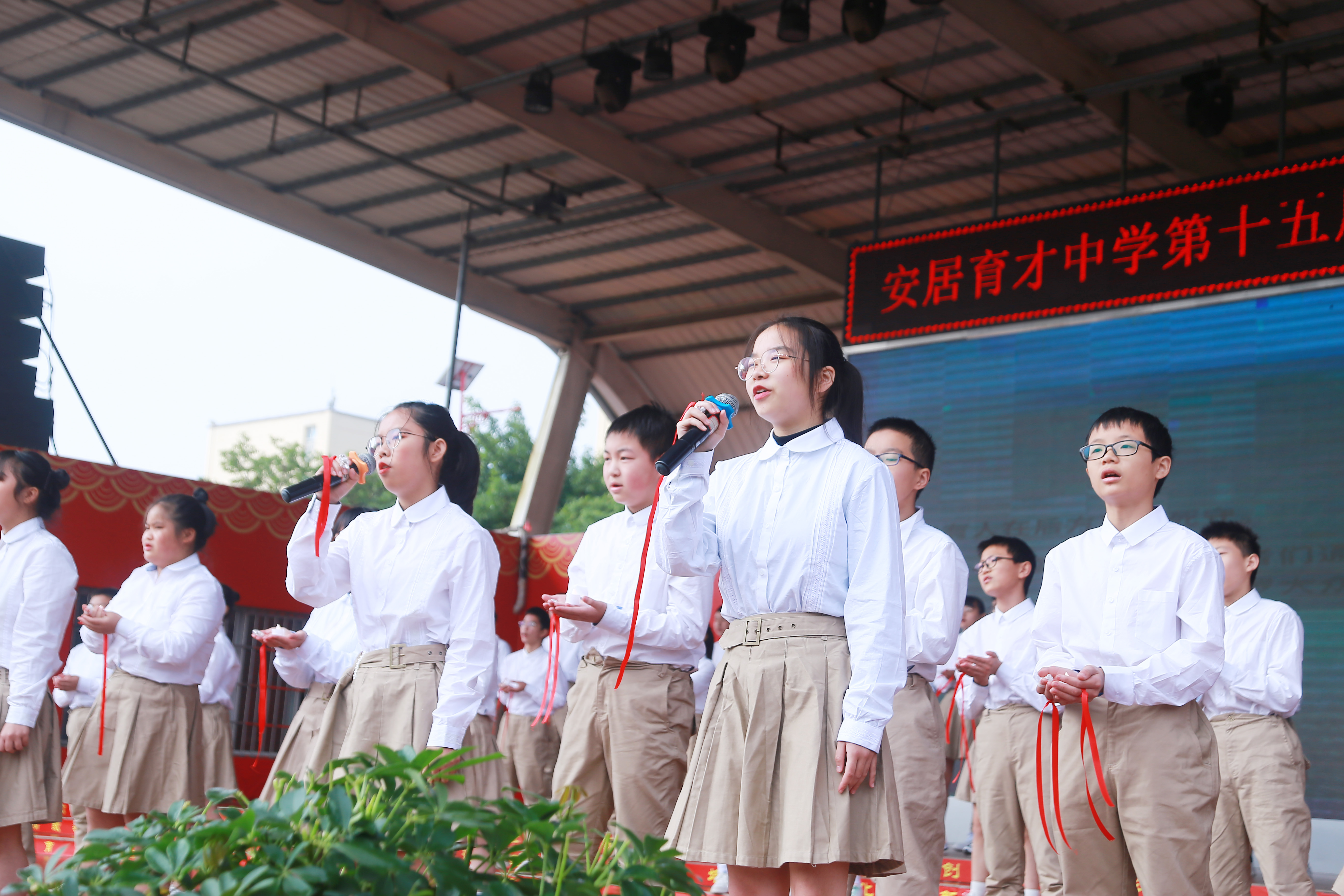 这位一丝不苟的妈妈，选择这所“状元学校”的理由，非常棒