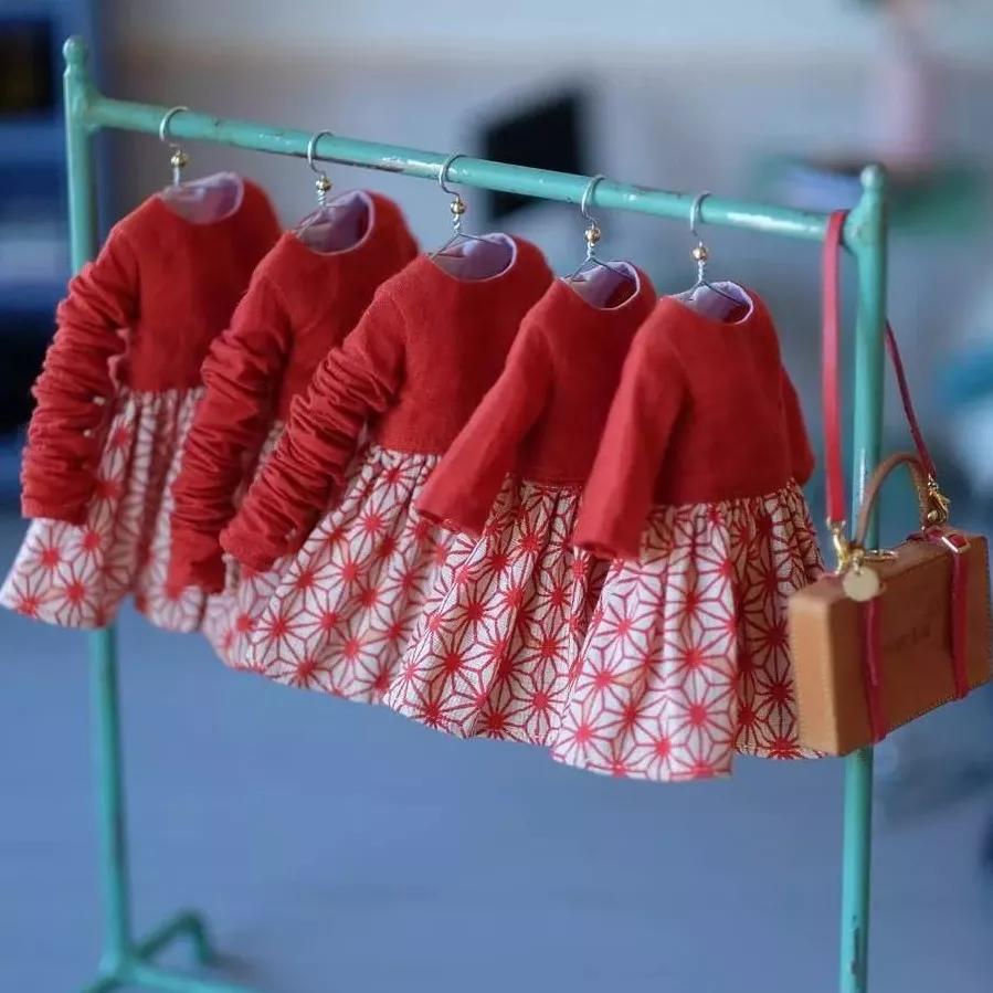 恨不能把她的芭比娃衣穿上自己身上......