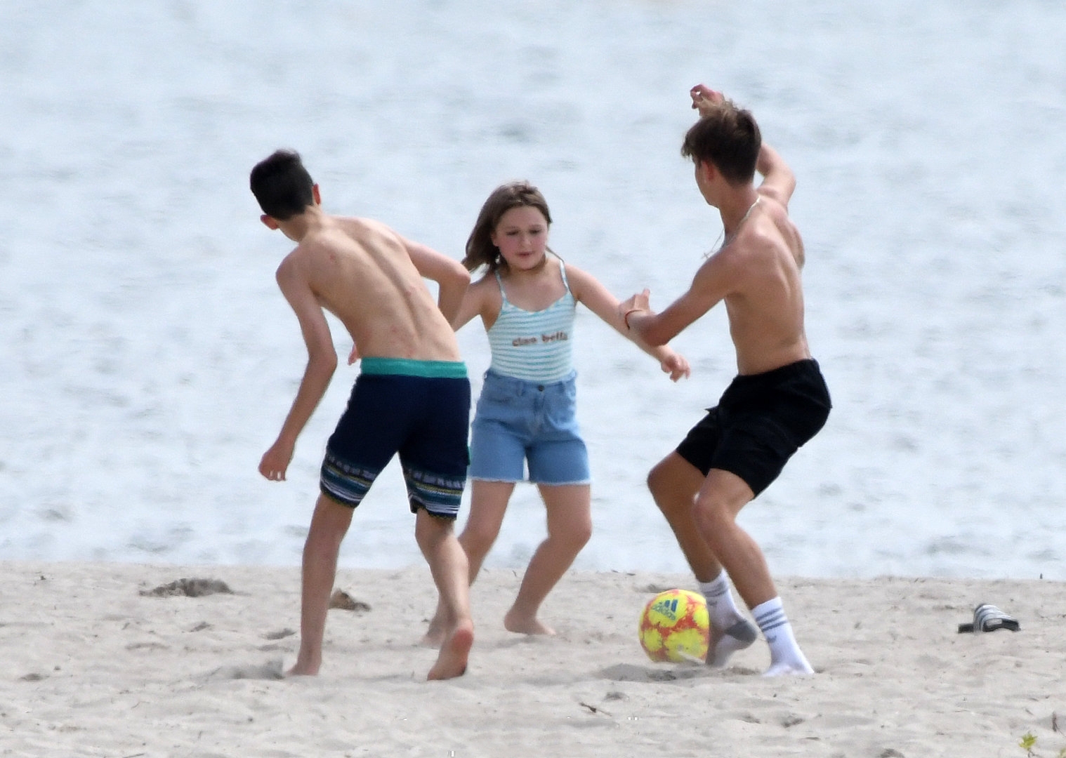 小七是大姑娘了！沙滩踢足球一人对阵两个哥哥，女汉子太有小贝范