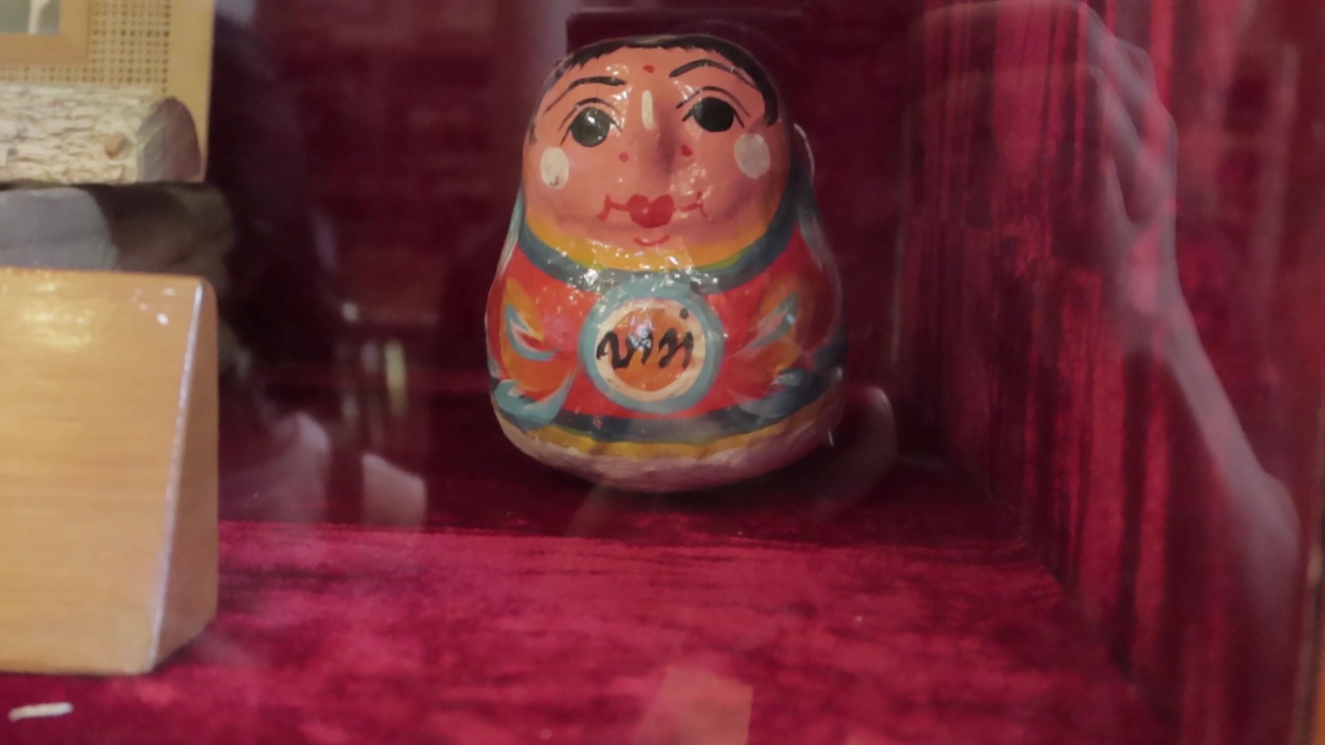 到缅甸你就可以看到满大街的大花脸，哪他们脸上的东西是什么？