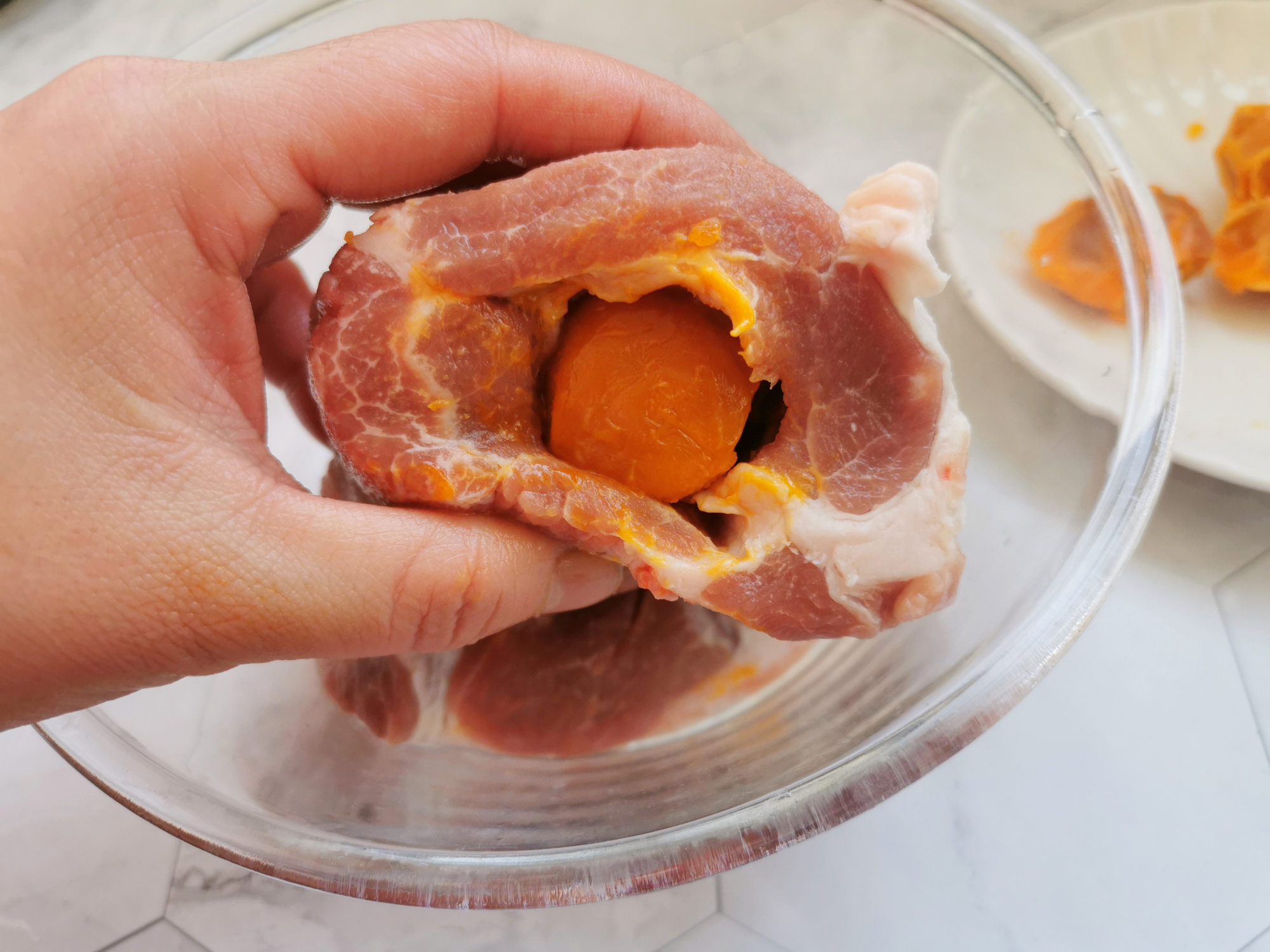 叉烧肉里的咸蛋黄怎么放进去的,咸蛋黄叉烧肉的家常电饭锅做法