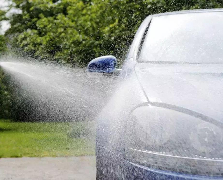自己洗车也是一件很有成就感的事,洗车自己动手也是一种享用