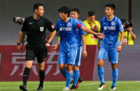 中超裁判被打得最惨的一次,中超裁判秒怂瞬间