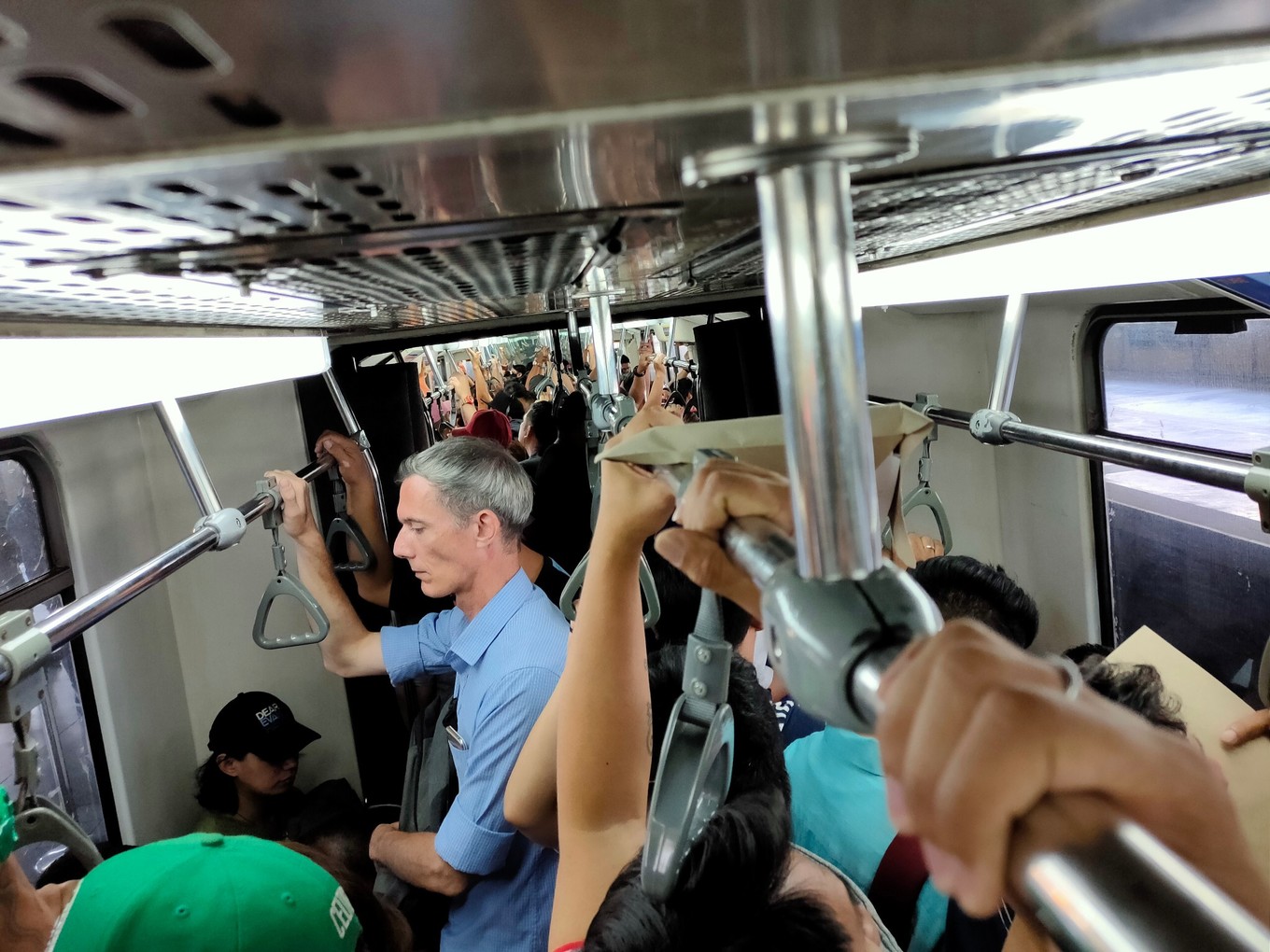 实弹射击or公墓拍大片？| 跟90后小伙儿在马尼拉“玩儿很野”