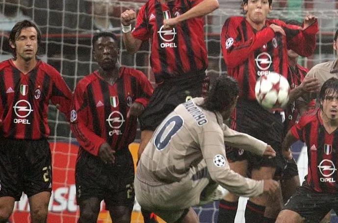 小罗踢野球场完整版,小罗和大罗踢野球