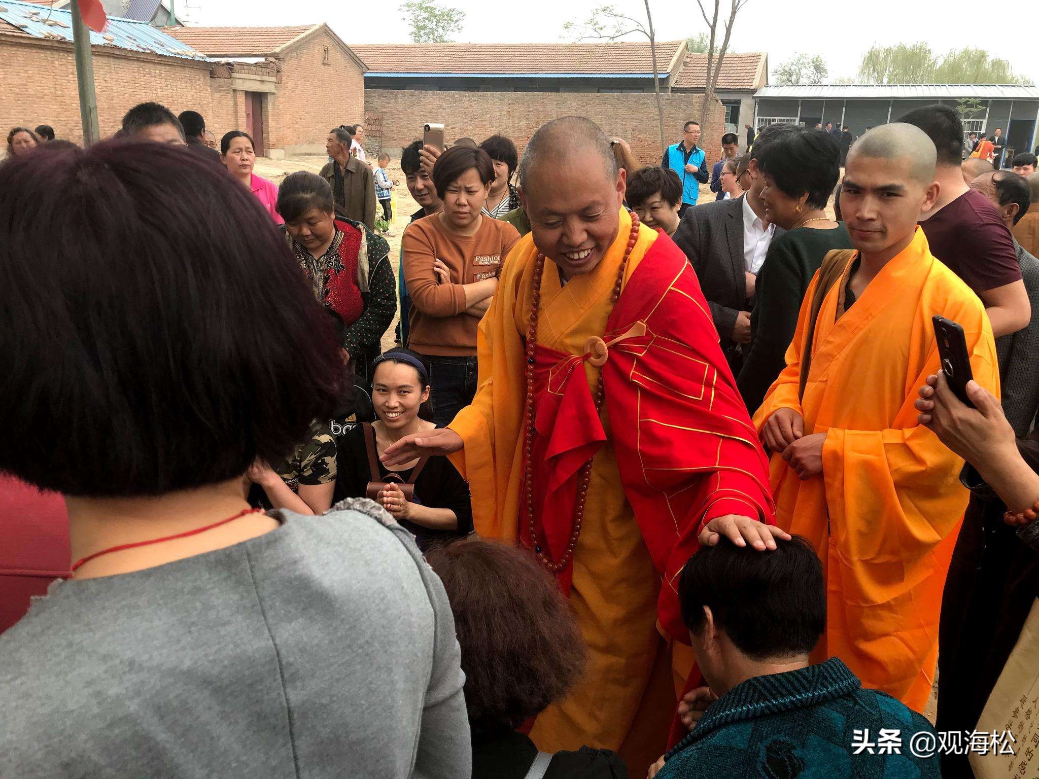 从容游走尘世间的“高僧”：入世度人，书画朴实无华，也引来争议