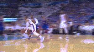 街球左右手交替胯下大幅度运球,单手运球转身加胯下街球动作