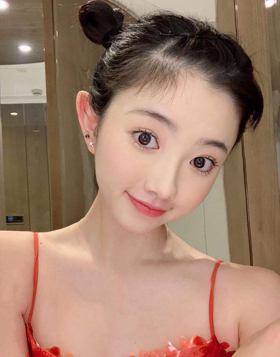 “过气”十年，凭什么她发个问号也能上热搜？