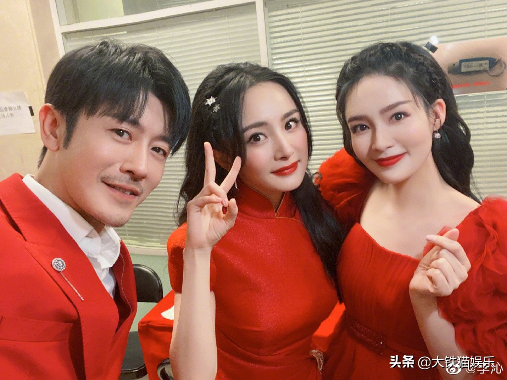 春晚造型不服不行！38岁佟丽娅，35岁杨幂，一身中国红都绝了