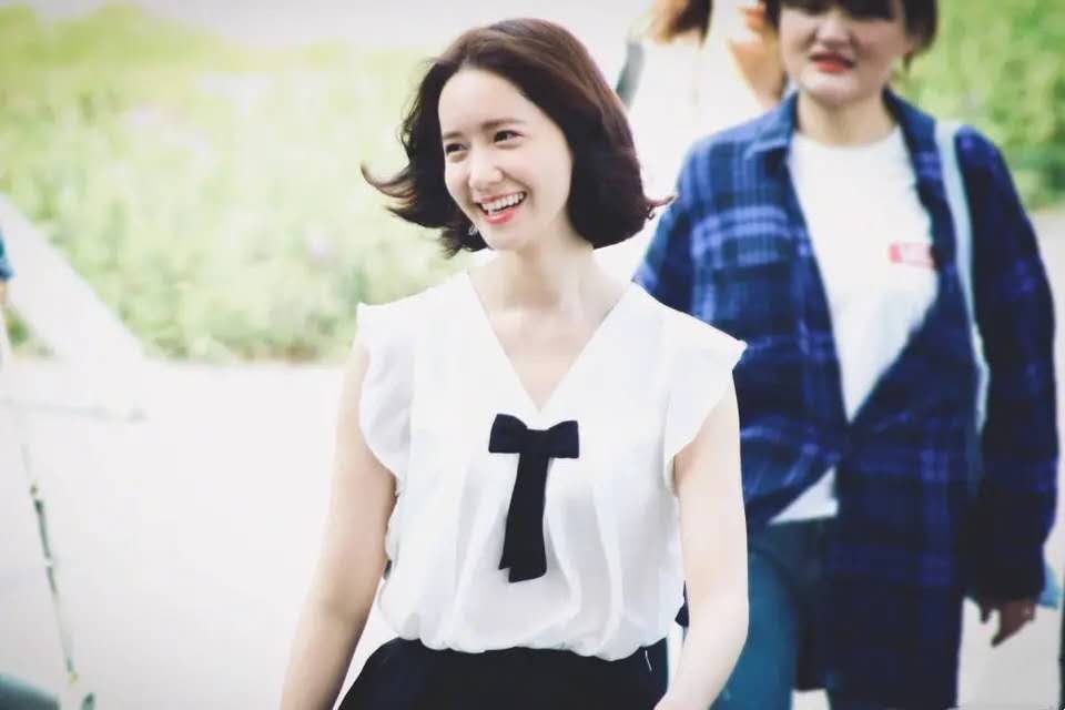 被林允儿的少女感折服,林允儿穿短裙搭配