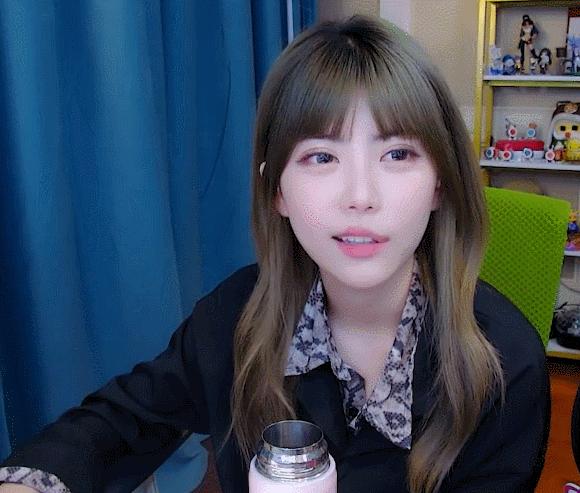 从杀马特“女仆”少女，到斗鱼一姐，她的手段太高明