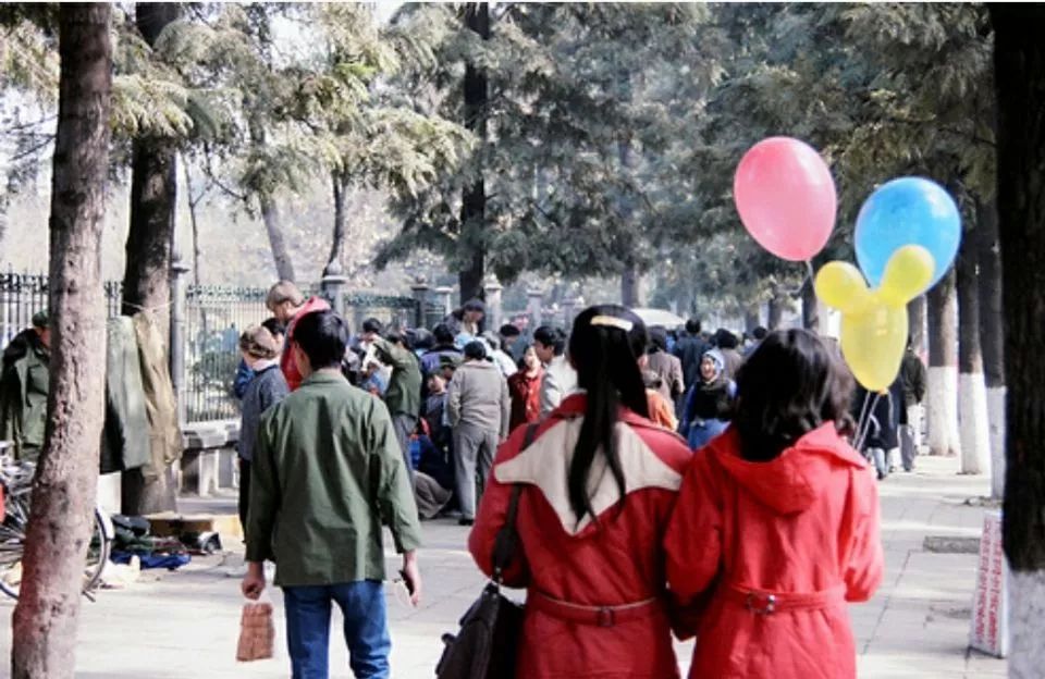 九张折射过年气氛的照片,百张罕见的过年老照片这才是年味