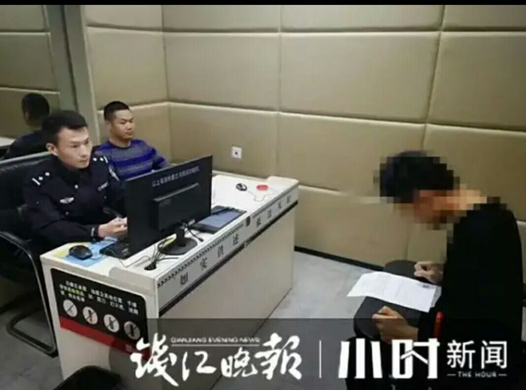 男子偷东西在监控里拍照,湖北男子偷女性内衣案视频