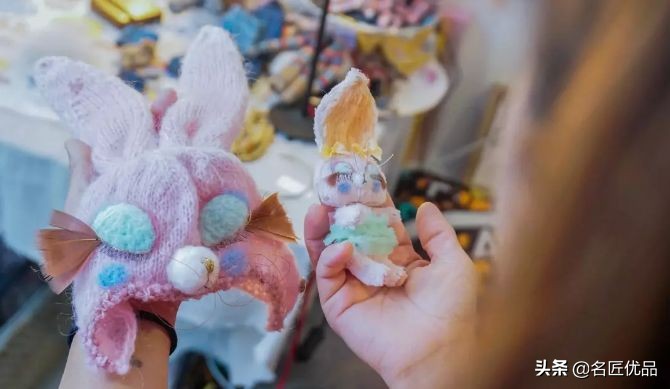 怎么用不要的衣服给玩偶做裙子,怎么给小玩偶做好看的小裙子