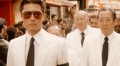 他是“亚洲第一*男美**”，却无父无母无妻儿，68岁与狗相伴认树为亲