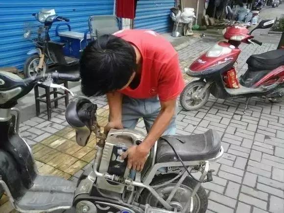 电动车换了电瓶充不进去电怎么办,电动车充不进电新换电瓶