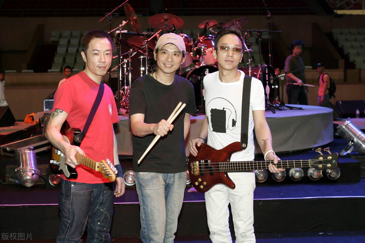 黄贯中转头看向黄家驹图片,黄贯中还会和黄家强追忆家驹么