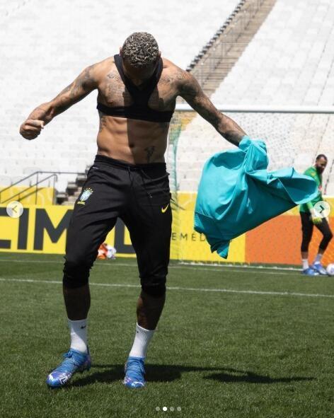 内马尔秀腹肌回击变胖质疑,内马尔露腹肌视频